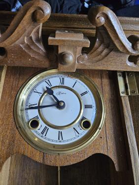 Antieke regulateur, wandklok met Slinger en sleutel