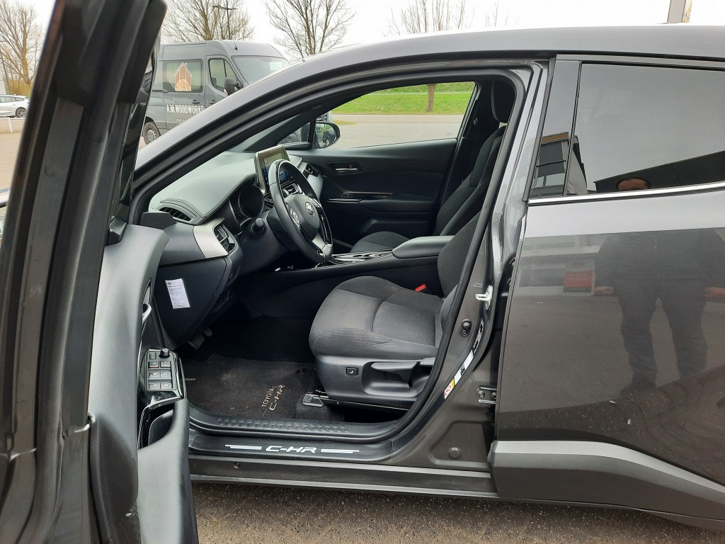 Toyota C-hr 1.8 hybrid bus intro