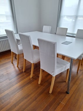 Tafel met 6 stoelen