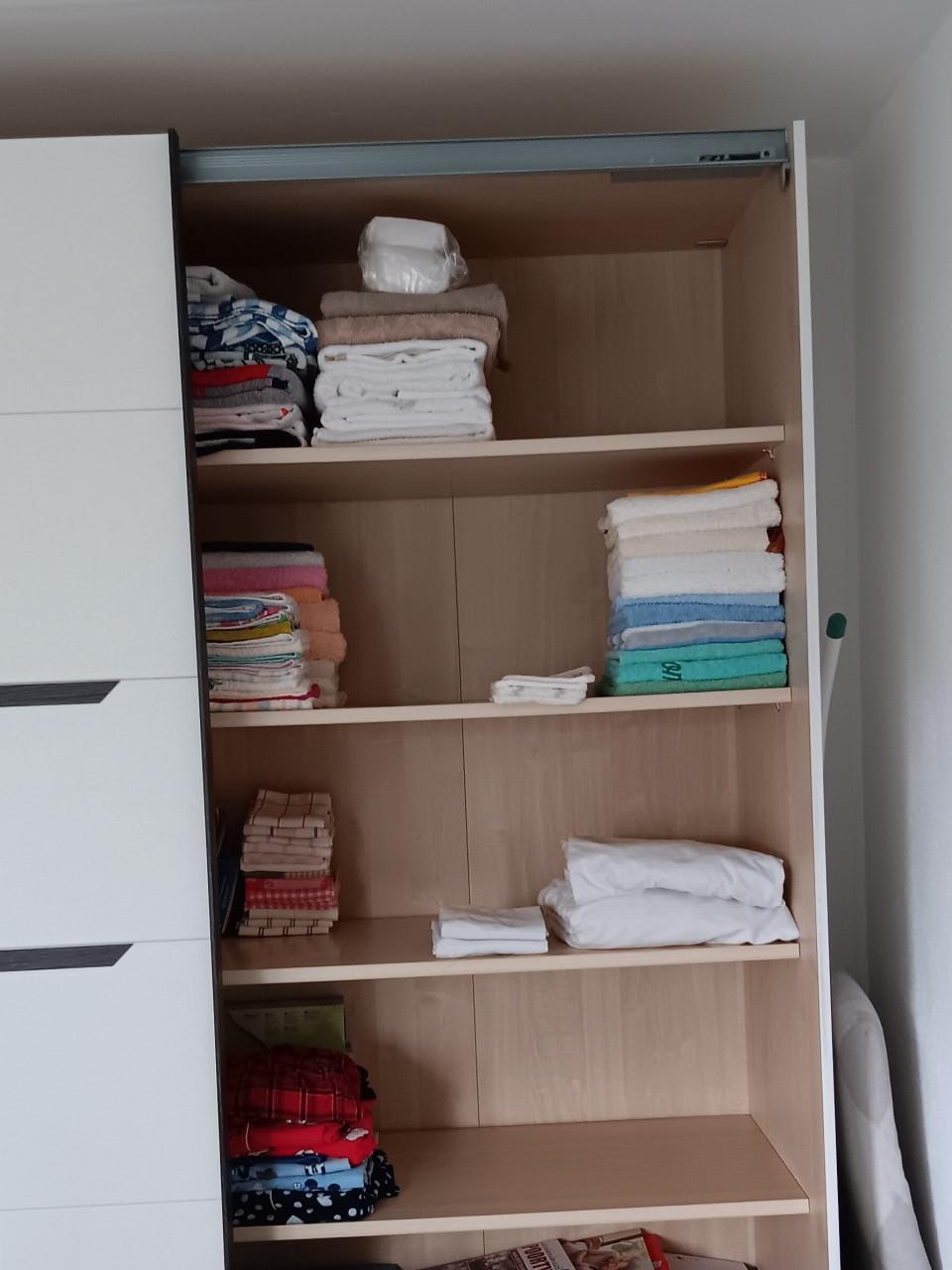 NETTE COMPLETE SLAAPKAMER (MATRAS, LATTENBODEM, NACHTKASTJES, KAST)