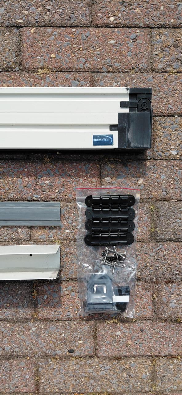 Plissé hordeur creme wit RAL 9001 met zwart gaas