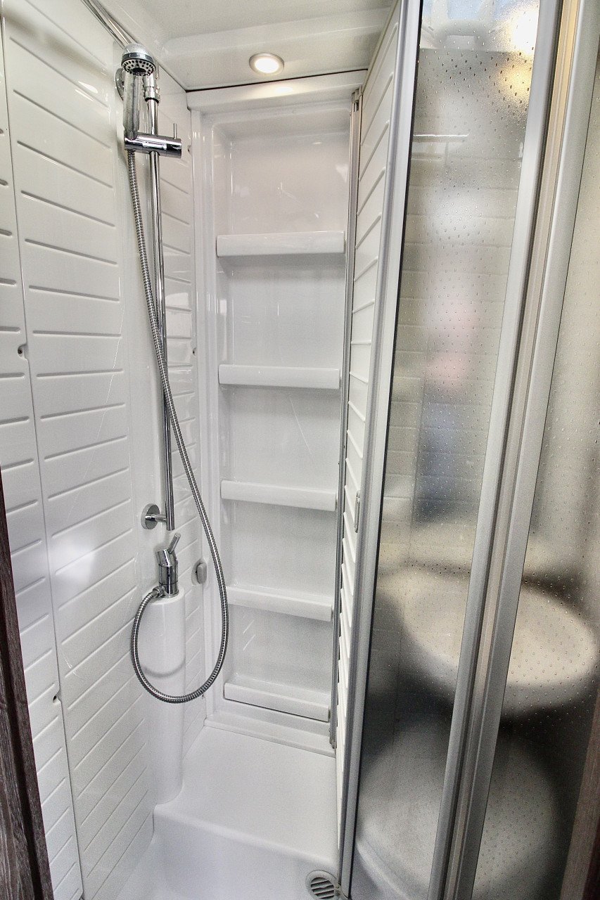 Bürstner Nexxo t690G(AUTOMAAT, Lengtebedden,Als nieuw!!!)
