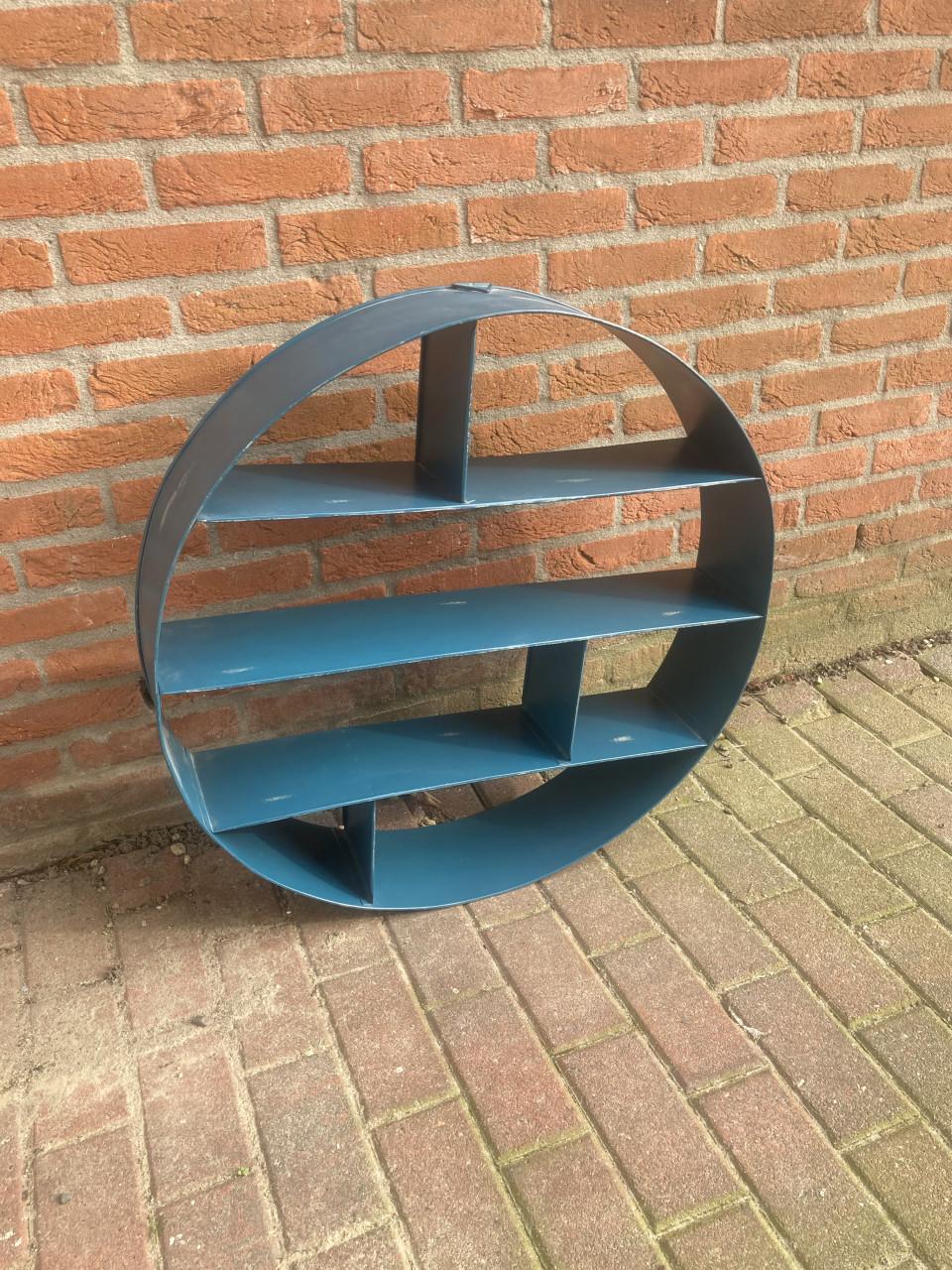 Wandrek rond metaal petrol