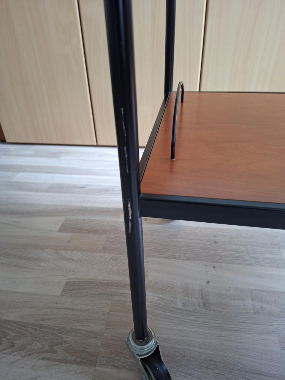 Open tv kastje van zwart metaal met melkglas en donker hout