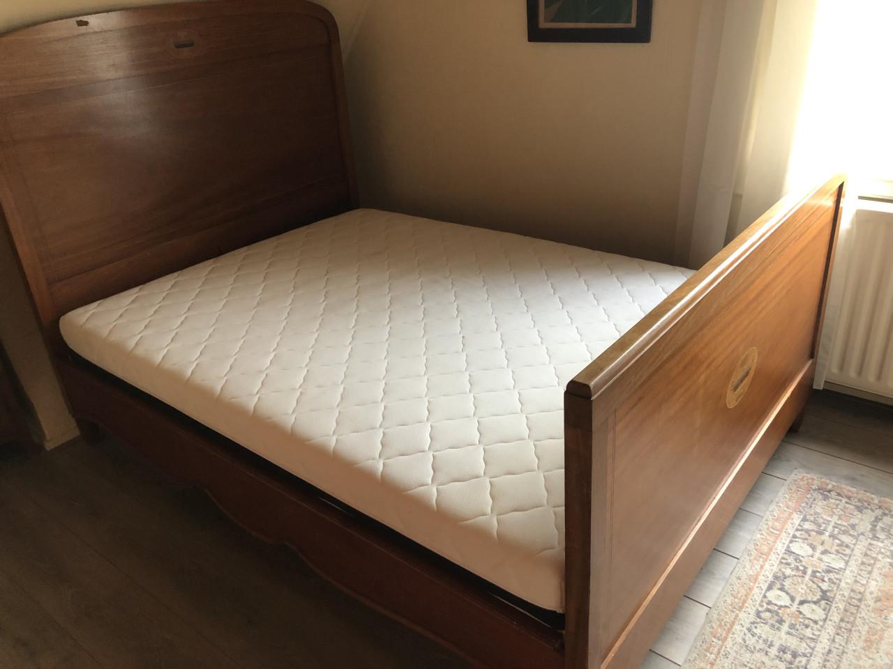 Vintage bed en vrij nieuwe matras met nachtkastje