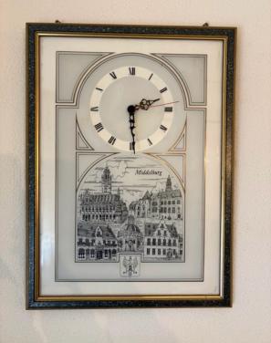 Wandklok met afbeelding van Middelburg