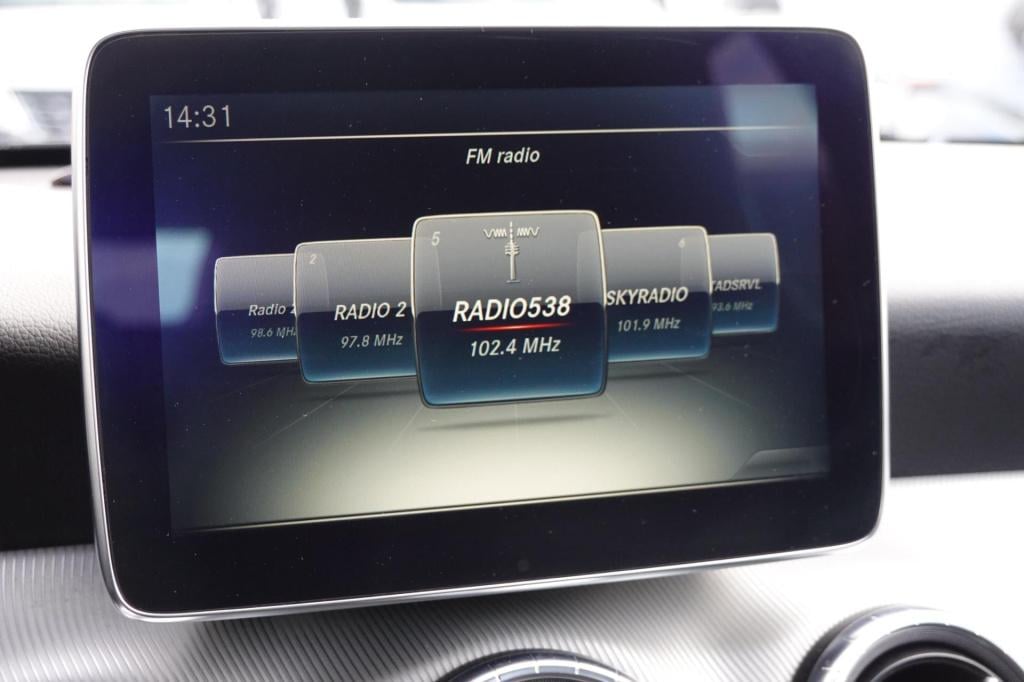 Mercedes-Benz Cla shooting brake 180 orangeart edition