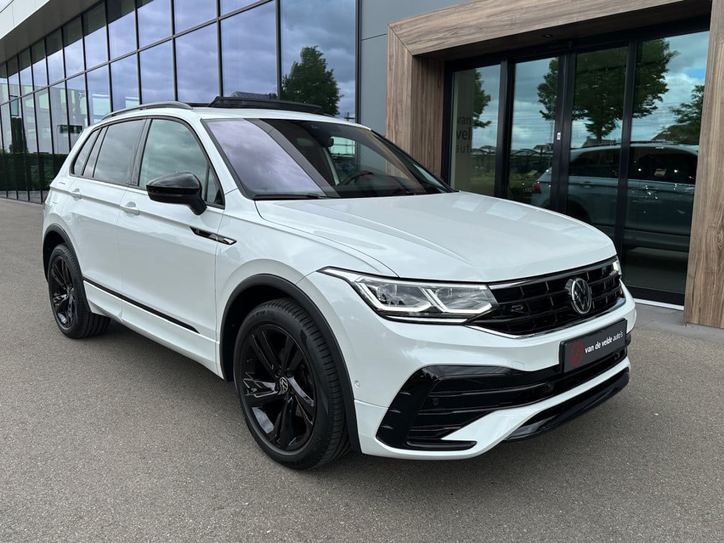 Volkswagen Tiguan 1.5 tsi 150pk dsg r-line blackstyle | panoramadak | trekh