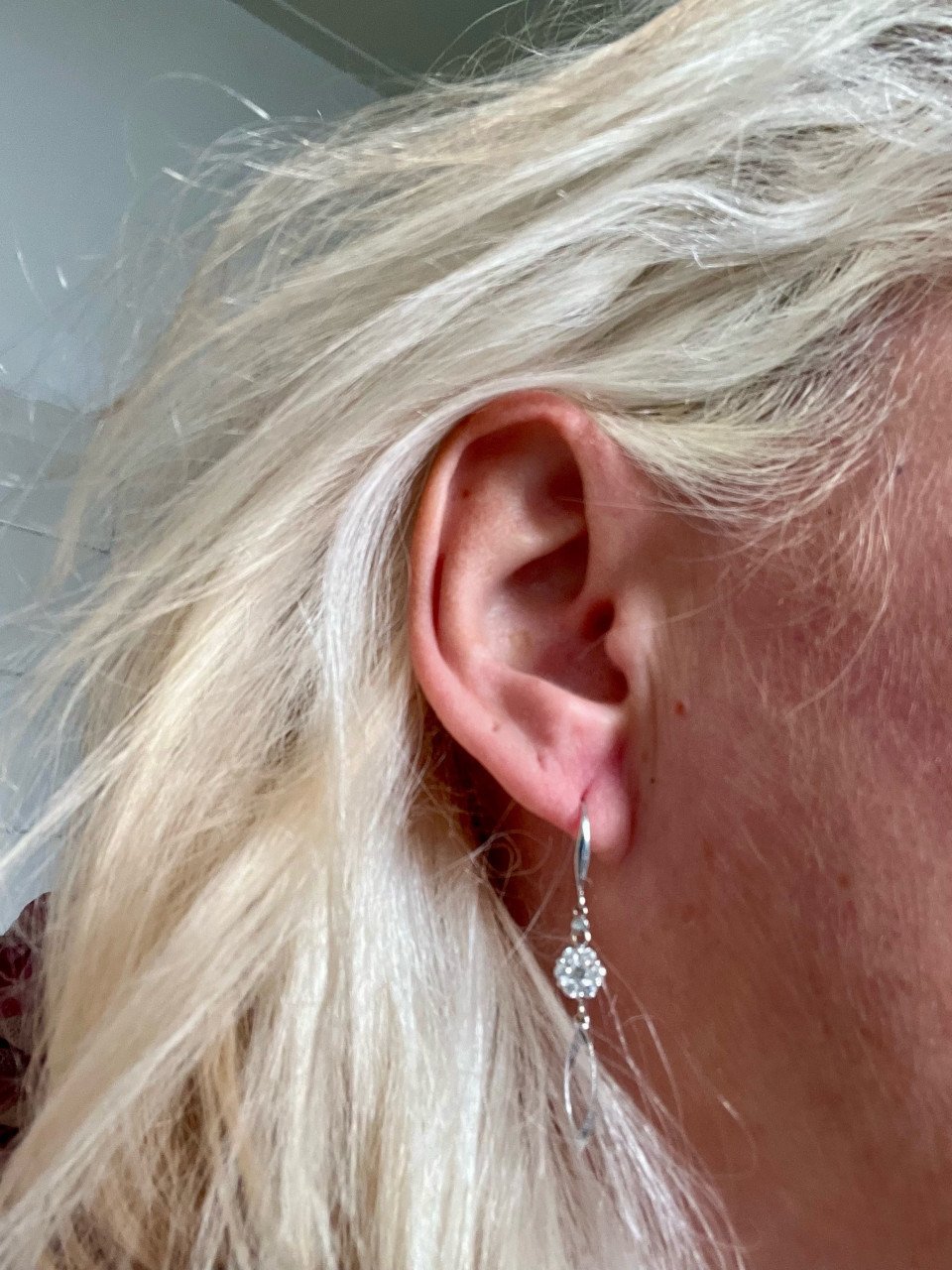 Wit gouden oorbellen 18 karaat met schitterende diamanten uit Dubai