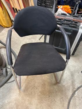 2 mooie zwarte stoeltjes. zijn keurig. alleen een beetje stoffig.