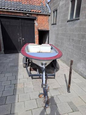 Polyester bootje met trailer.