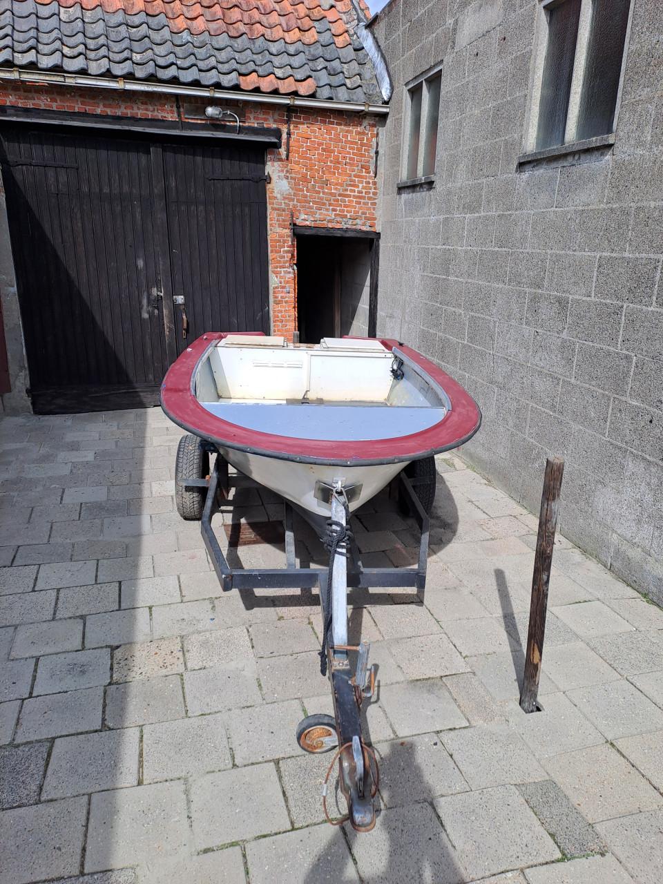 Polyester bootje met trailer.