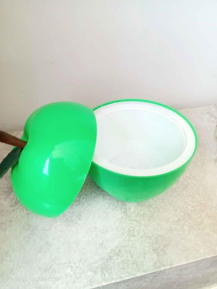 Glazen kan en ijsblokjes houder in vorm van appel