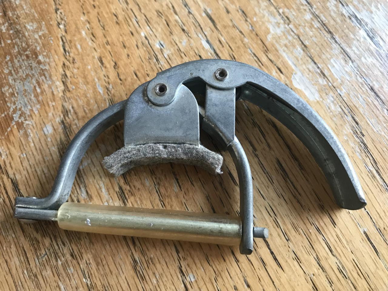 Capodaster voor akoestische gitaar