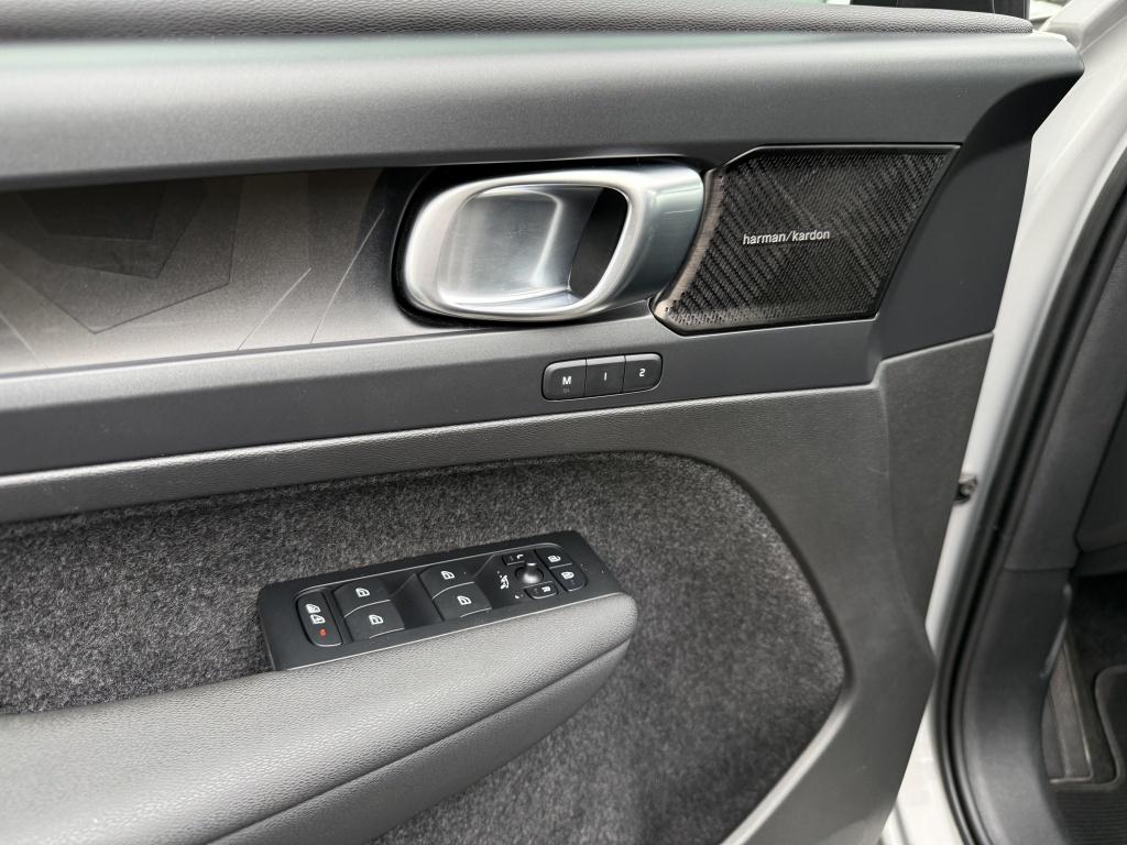 Volvo XC40 t5 262pk recharge ultimate dark