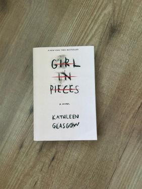 Girl in pieces Boek