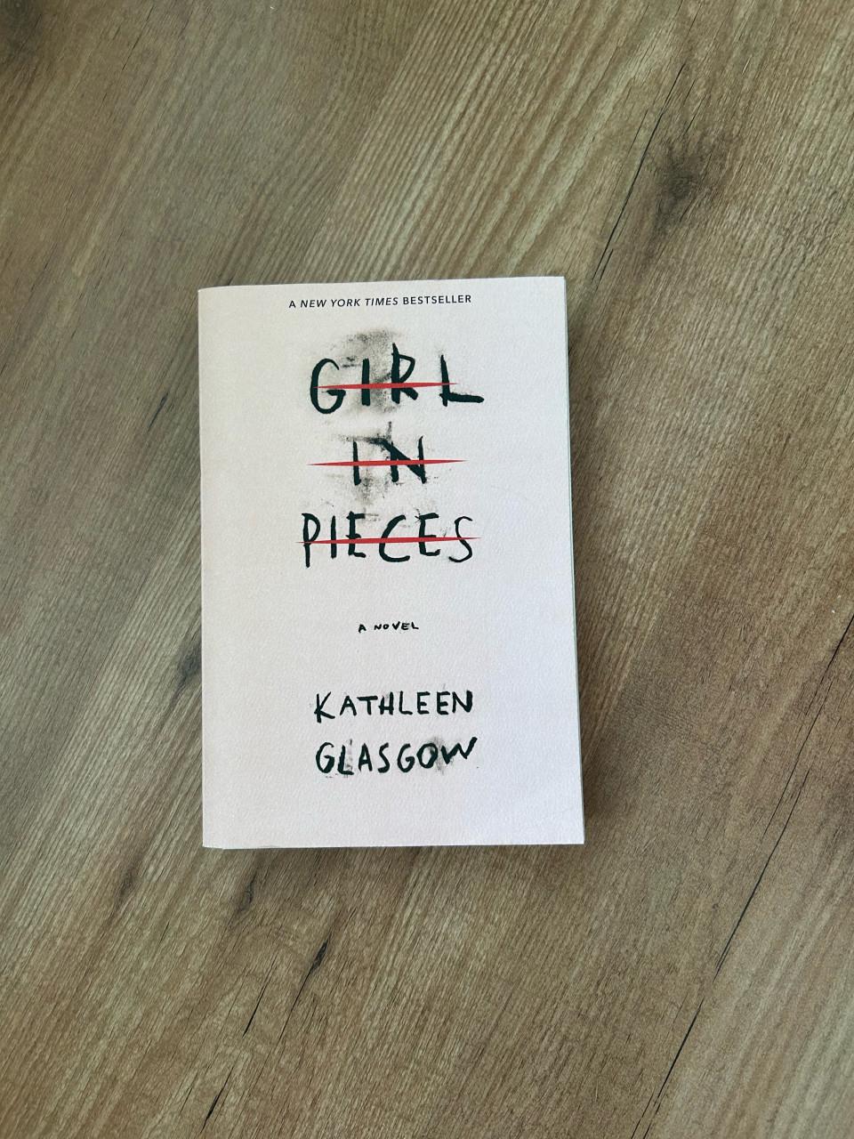 Girl in pieces Boek