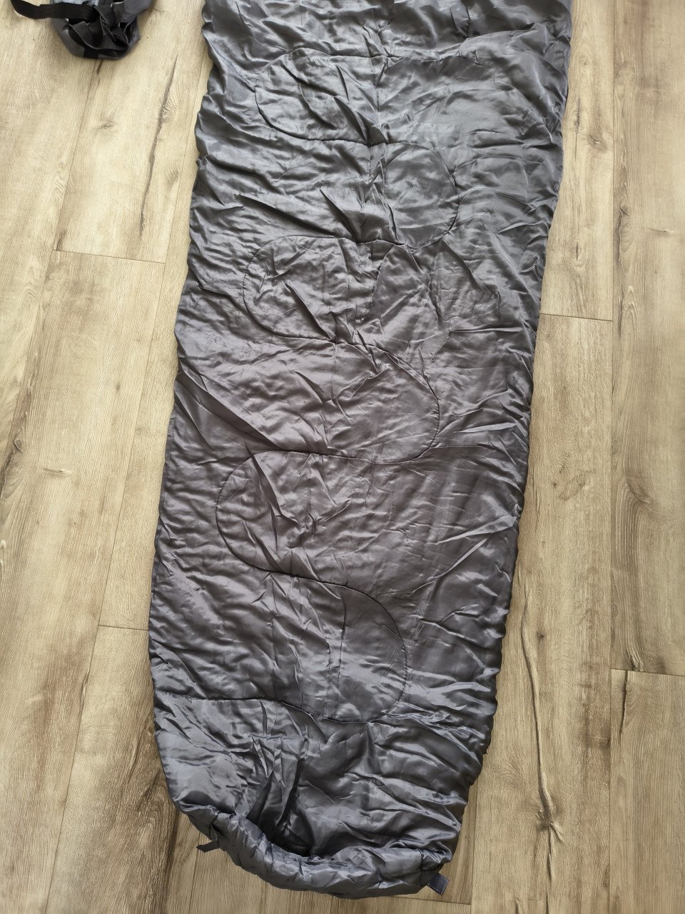 Mooie grijze mummy slaapzak met compressie hoes. Kampeerbed.