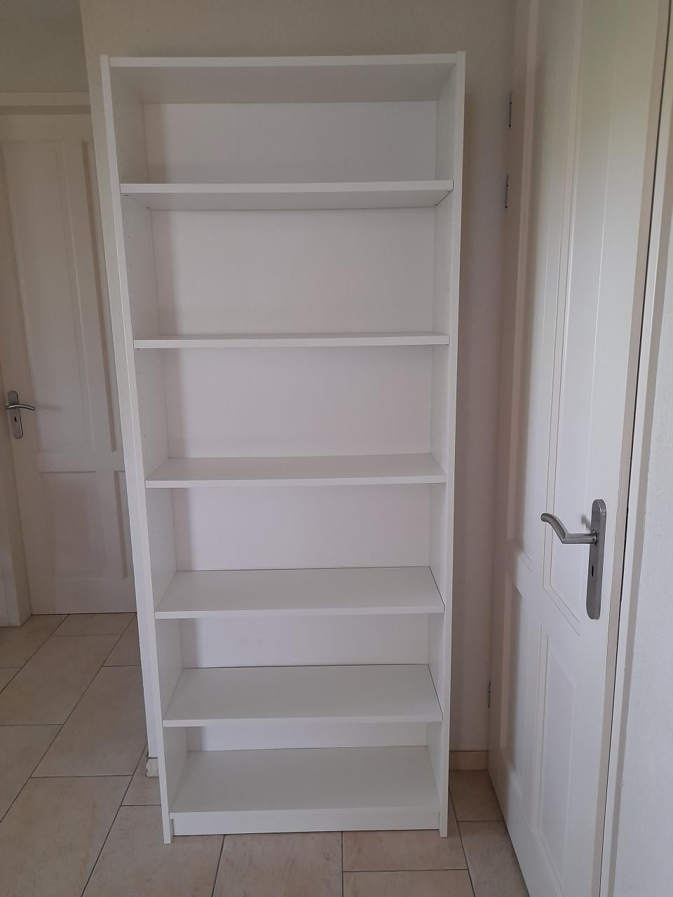 Witte boekenkast  203 x 81 x 29 (in goede staat)