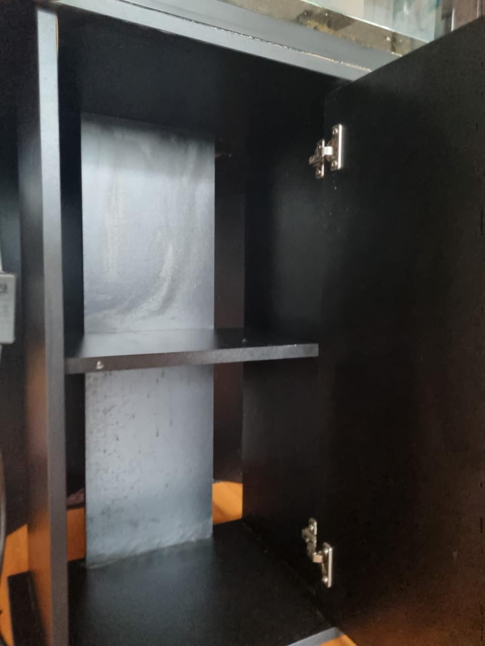 Aquarium met een kast en nog een klein Aquarium zonder kast.