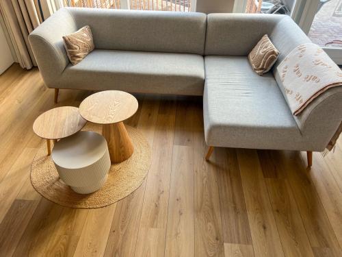 Hoekbank van Westwing, stof grijs met houten poten