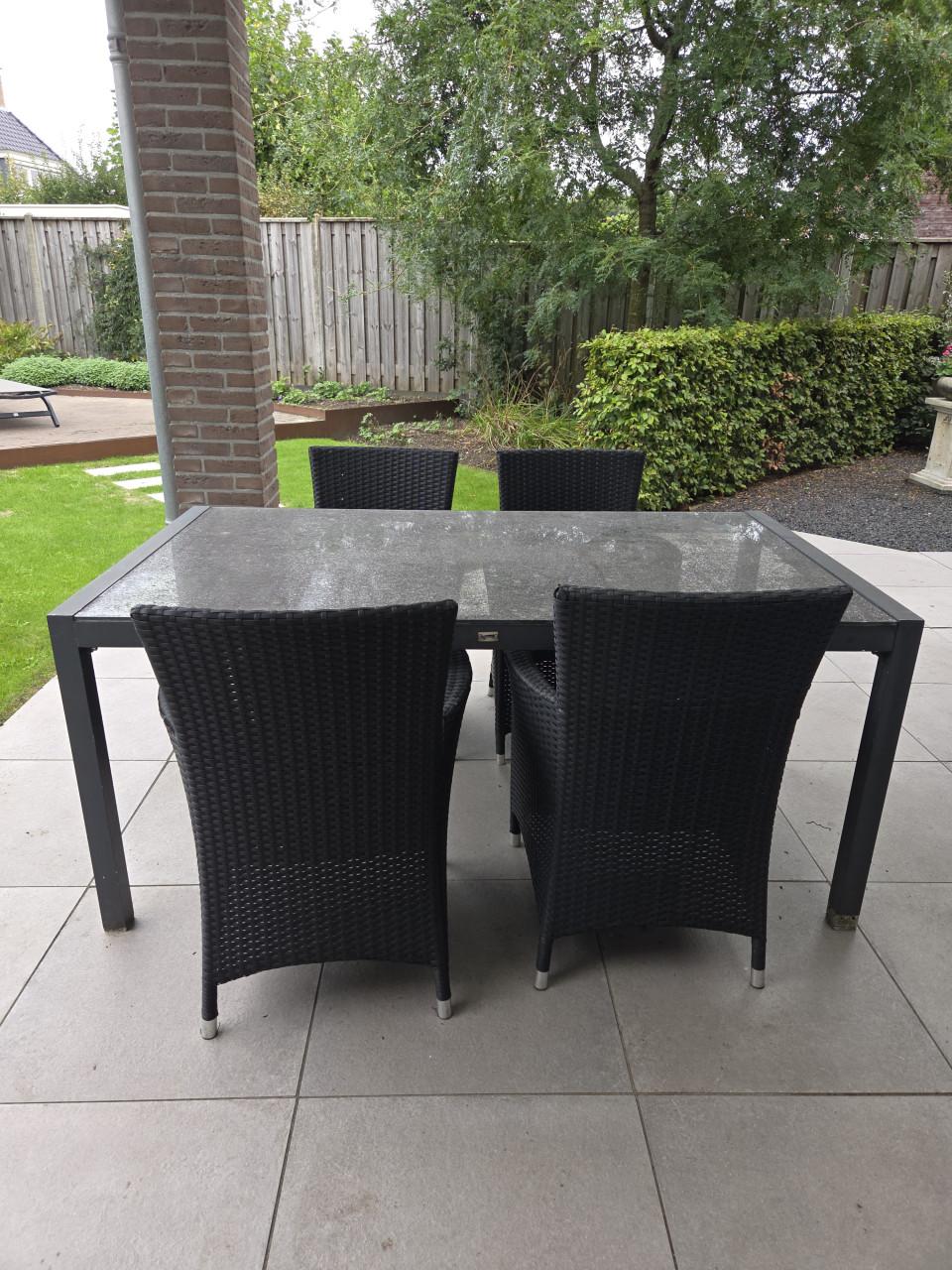 Tuinset - tafel + 4 stoelen