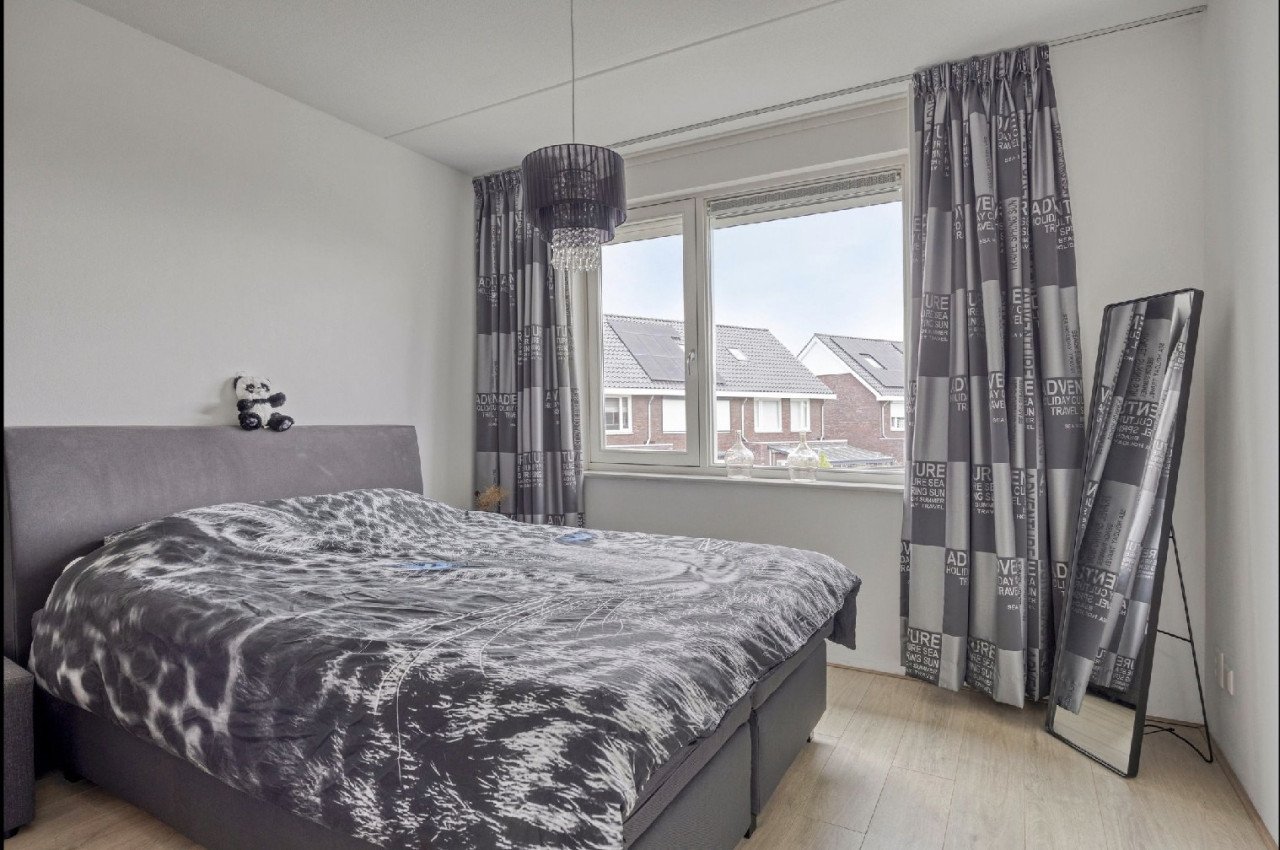 Instapklare twee onder een kap woning met garage in de Goese wijk Mannee