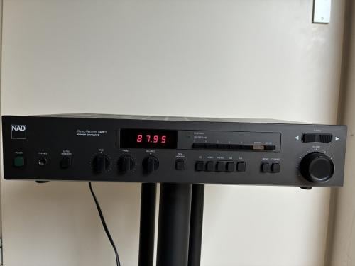Versterker/tuner NAD 7225PE.