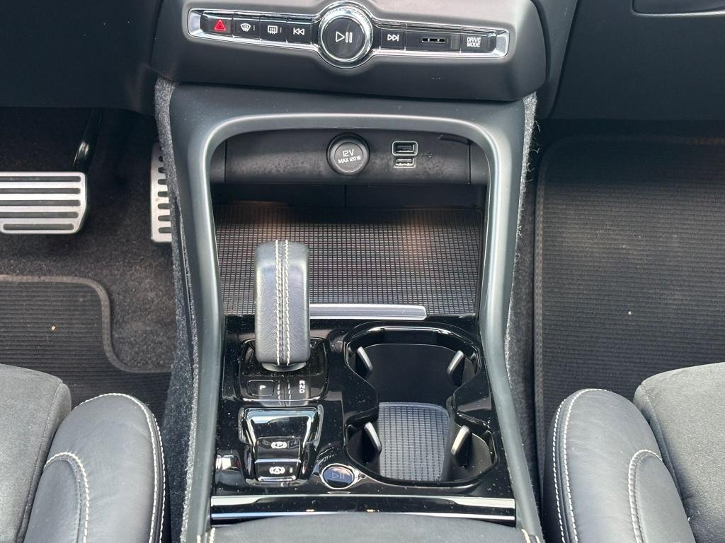 Volvo XC40 t5 262pk recharge r-design| panodak| 360camera| adap.cruise| h&k