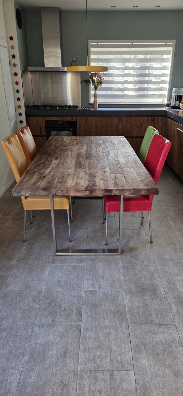 Tafel met leren kleurrijke stoel; complete set