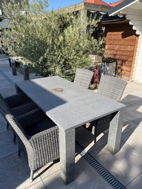 Tuintafel van natuursteen