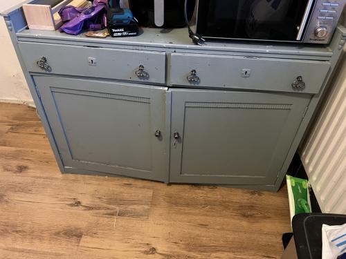 Antiek kastje MOET WEG