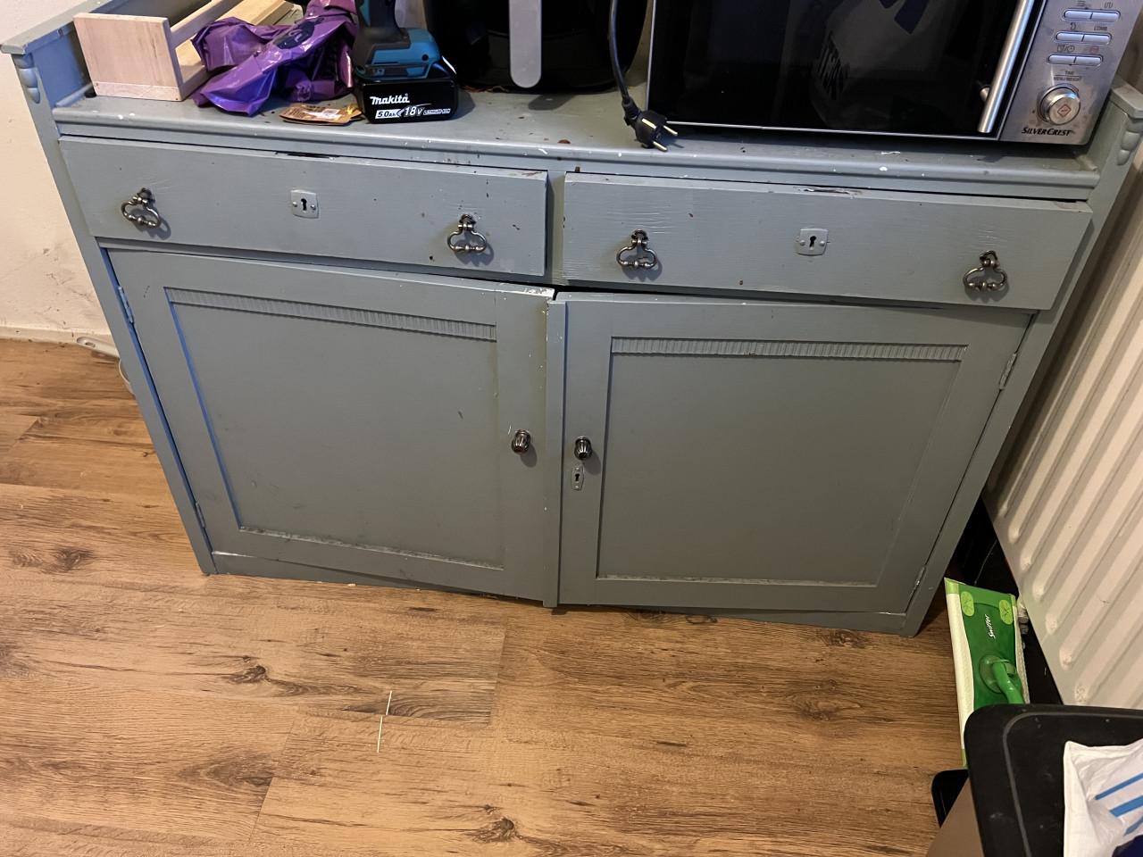 Antiek kastje MOET WEG