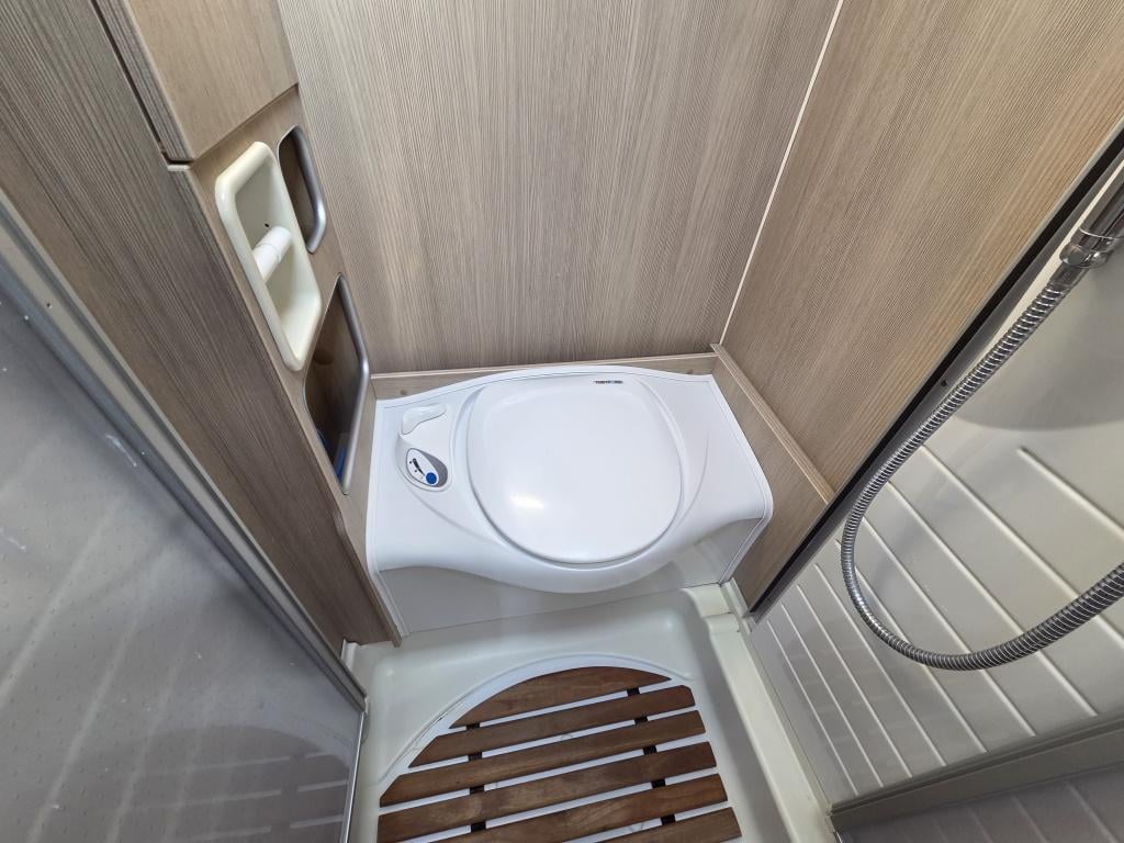 Burstner Onbekend but660 luifel | keuken | omvormer | toilet en douche | ru