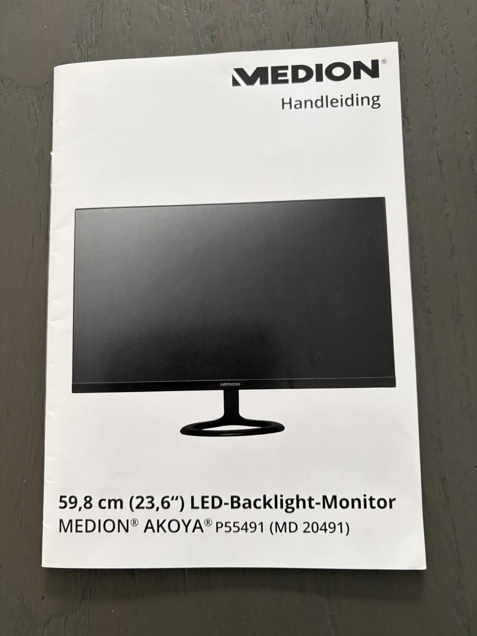 Te koop: beeldscherm, geluidsboxjes, toetsenbord en modem.