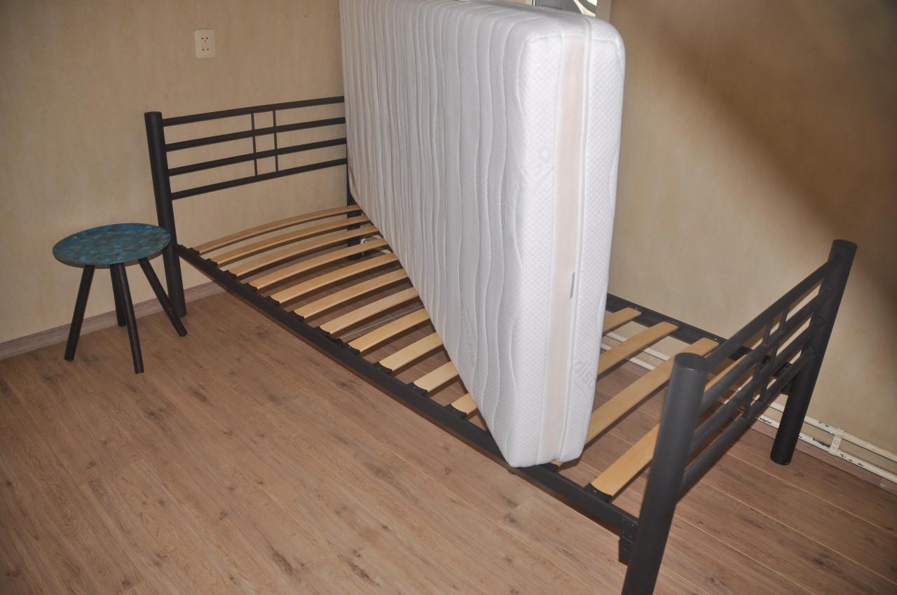 Twee  identieke eenpersoonsbedden compleet-als nieuw