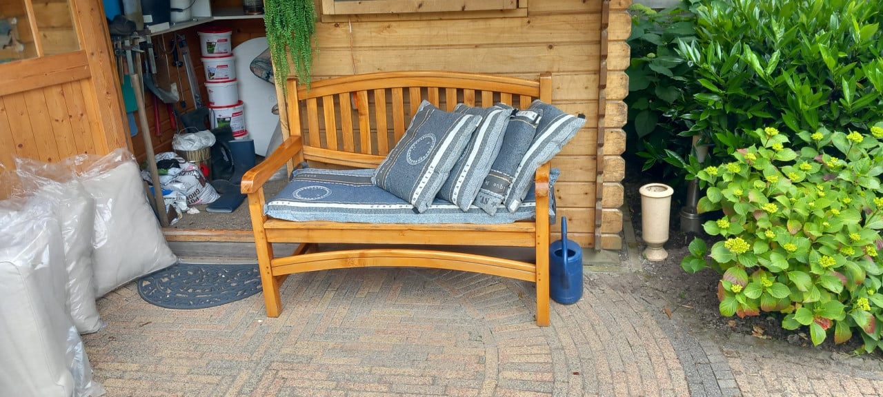 Tuinbank met kussens