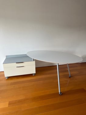 Design bureau met aparte ladekast en draaibare tafel