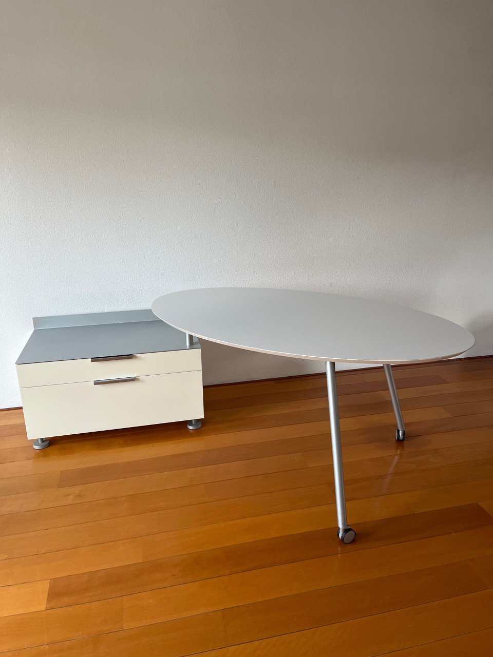 Design bureau met aparte ladekast en draaibare tafel