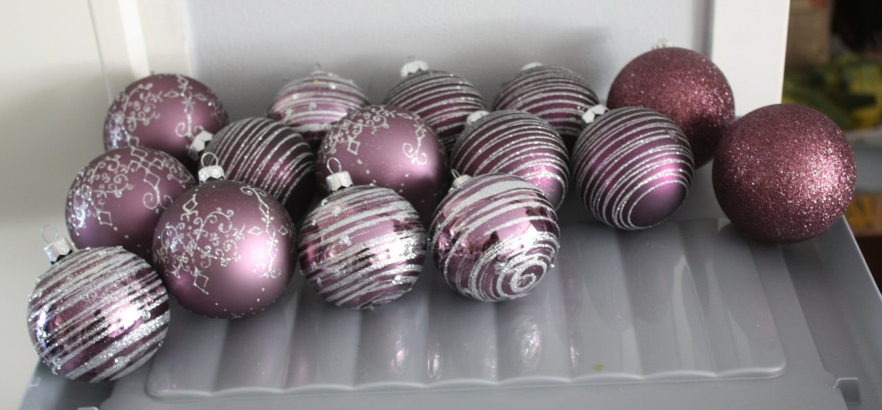 Set van 15  glazen paarse en zilveren glitter kerstballen