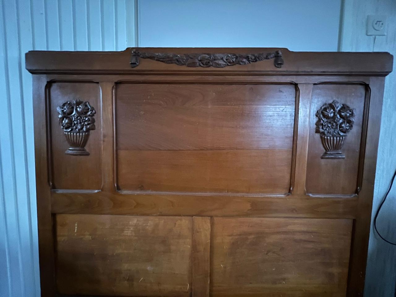 Antiek bed met nachtkastje
