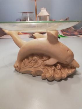 2 dolfijnen die dienen als een fruitschaal met een glazen schaal