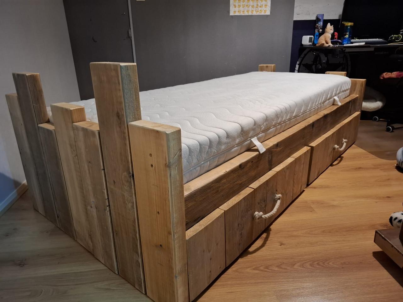 Steigerhouten bed
