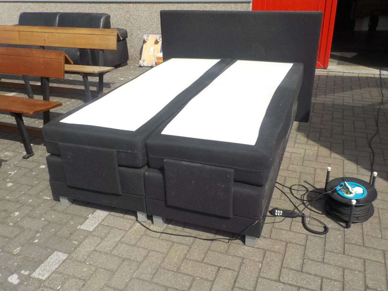 2 Elektrische boxspring 70 x 200 cm met 2 matrassen en hoofdboord