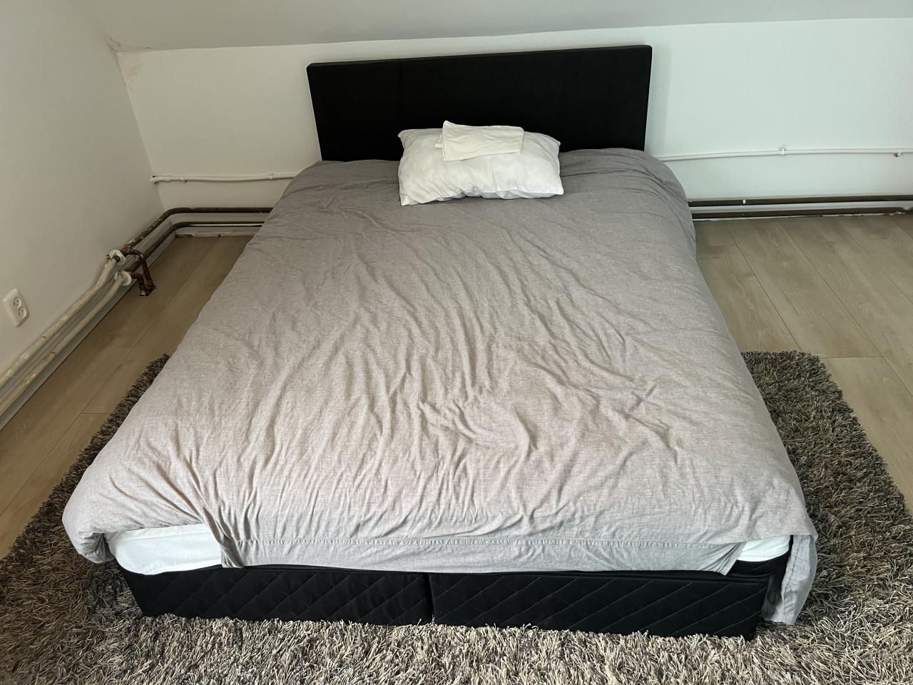 Boxspring  - zwart - 140x200 - logeerbed