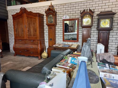 GARAGEVERKOOP, tijdens de jaarmarkt in Borssele, zaterdag, 23 mei