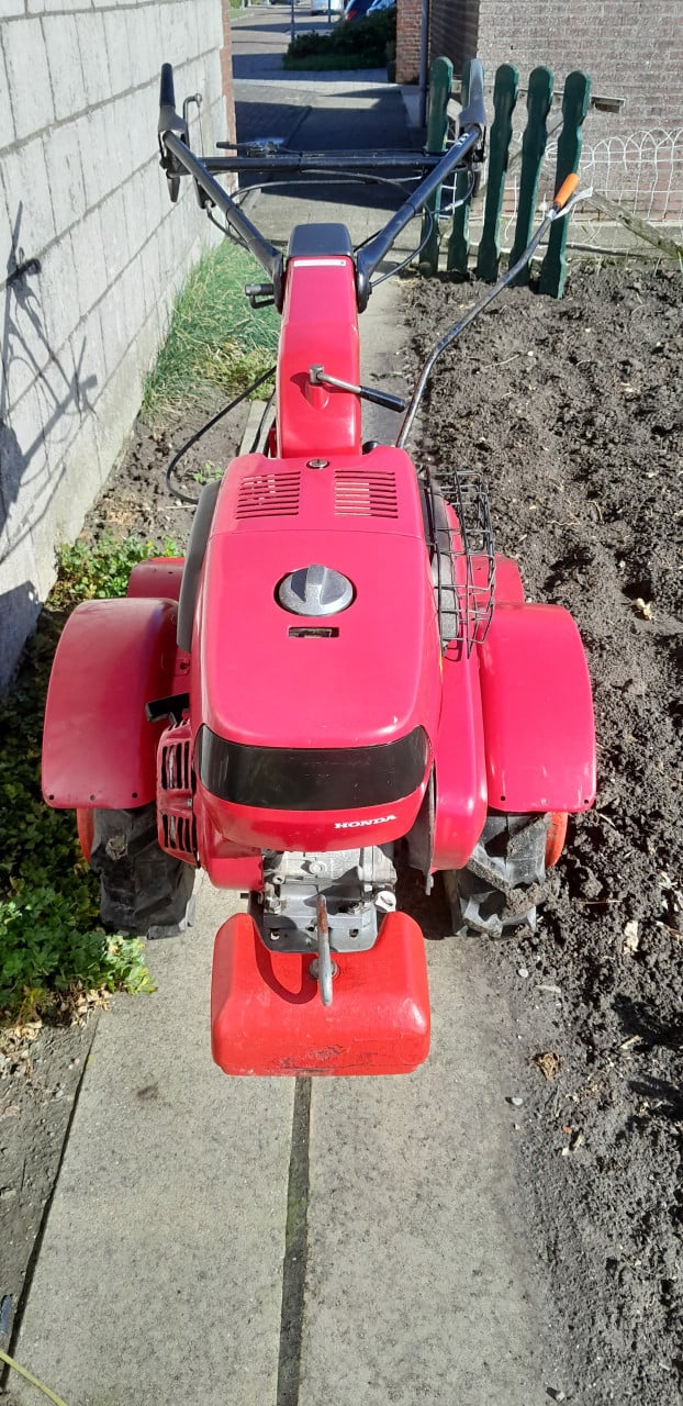 Honda F 810 tuinfrees met ploeg en cultivator/schoffel