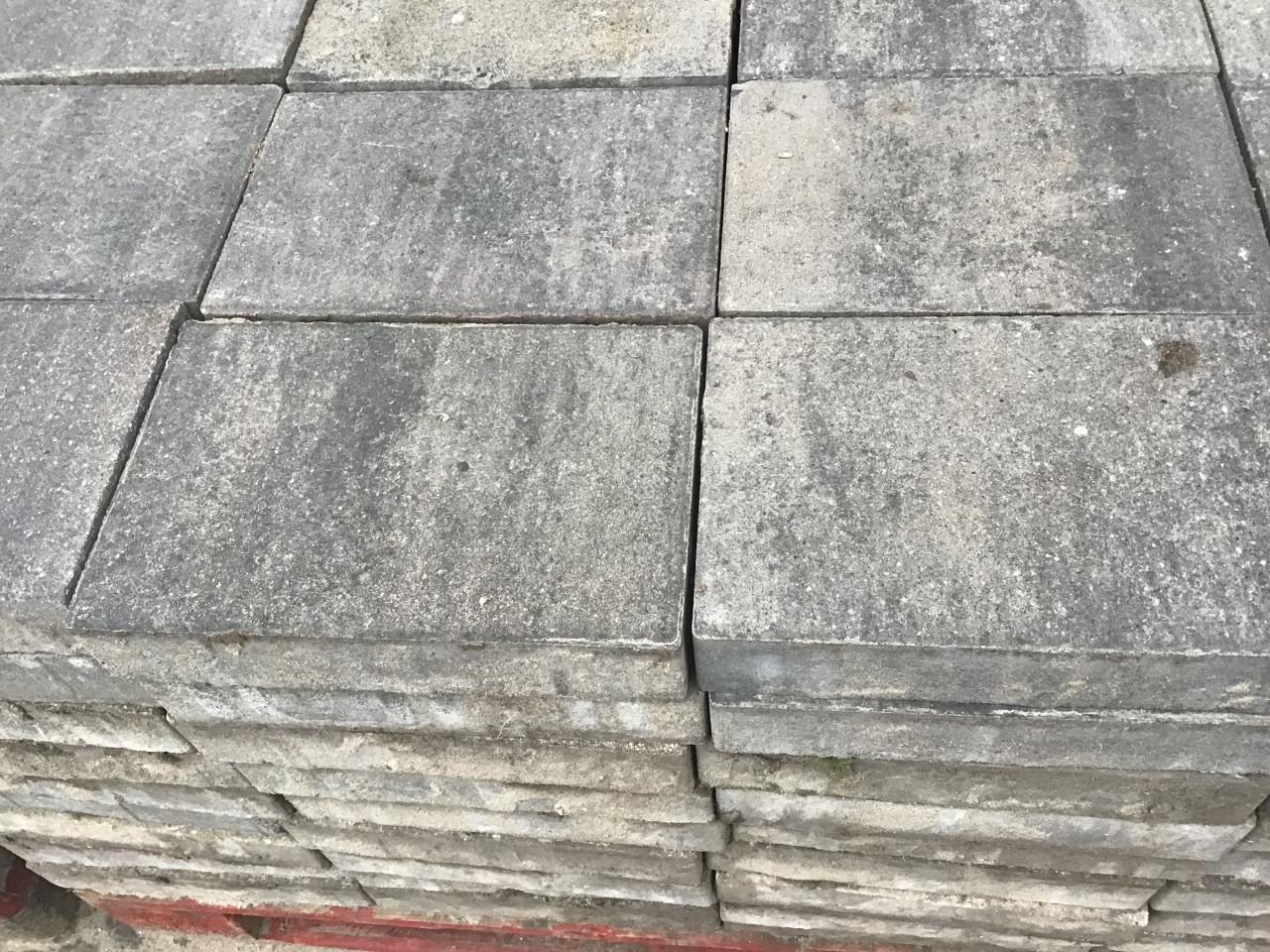 Gratis af te halen betonstenen  600 stuks grijs gemêleerd 20x30x6