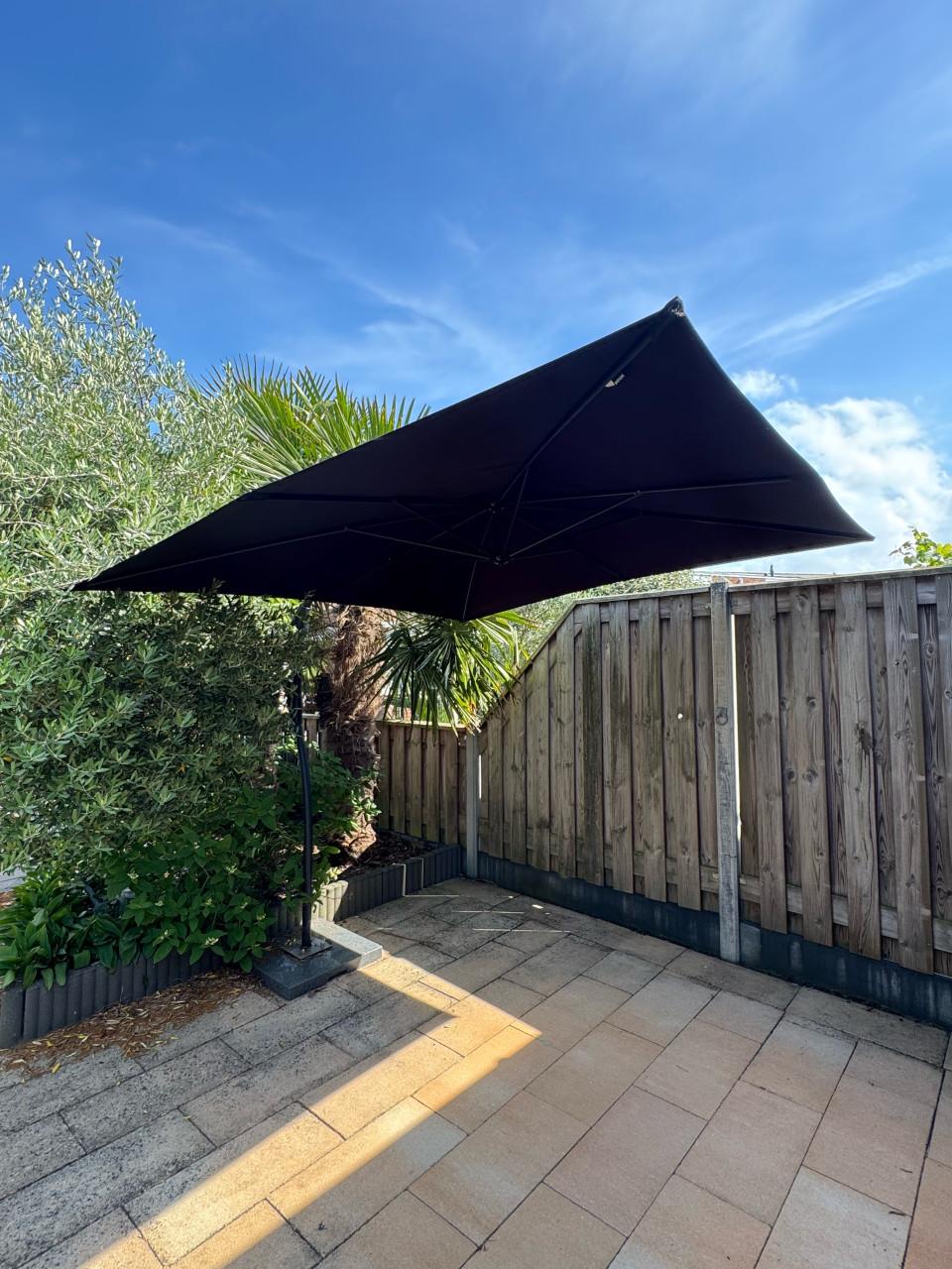 Zwarte Madison zweefparasol met beschermhoes en stevige parasolvoet
