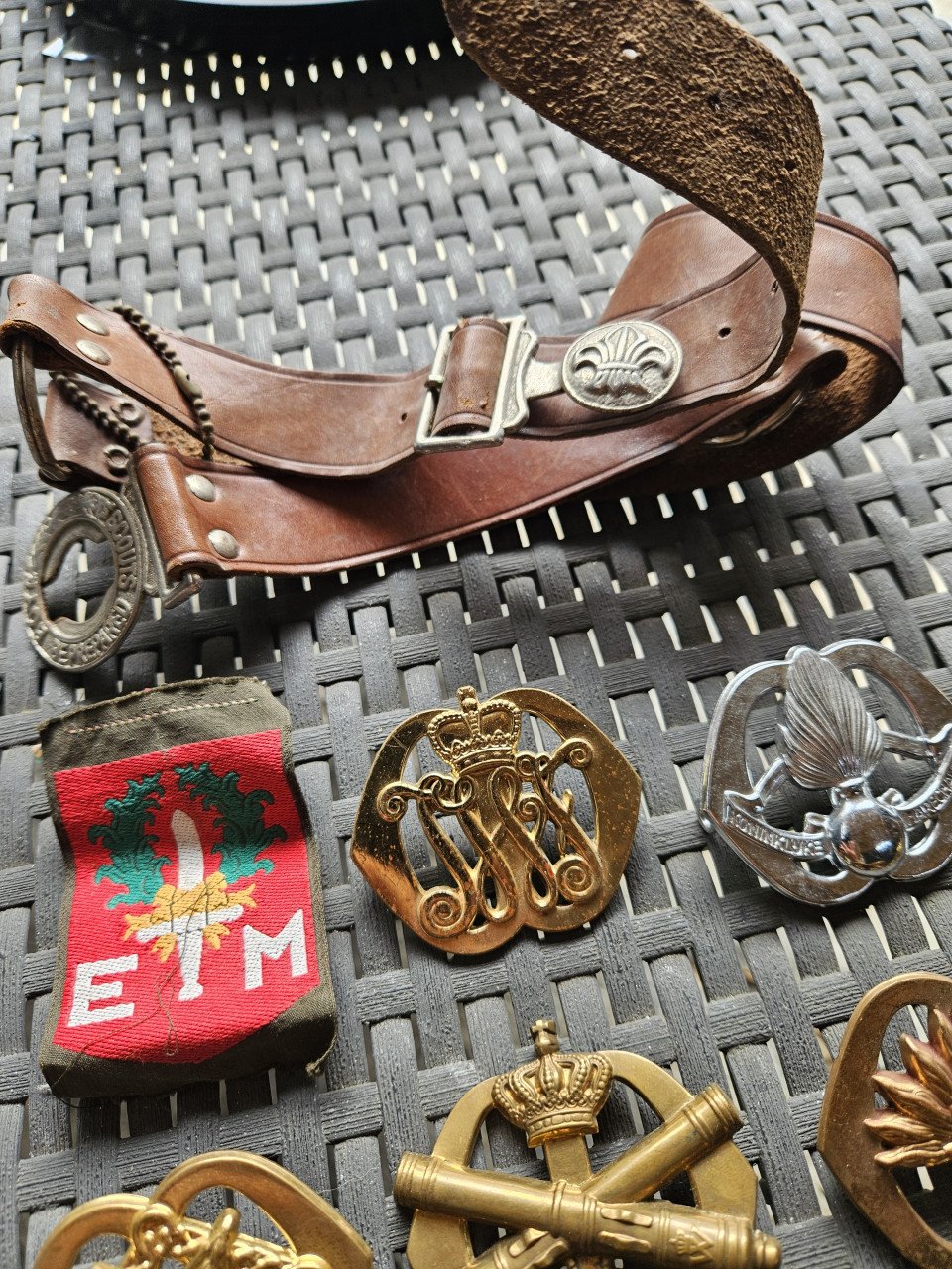 Mooi lotje antieke baret emblemen en een leren riem....